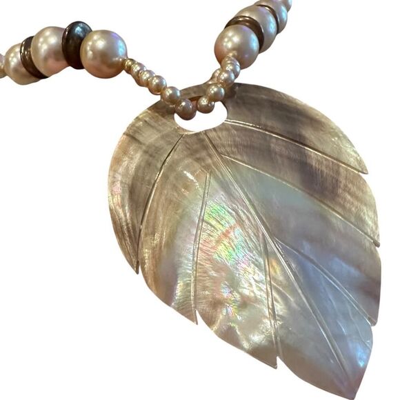 Vintage Mother of Pearl Leaf Pendant Necklace-Beaded - Picture 9 of 10